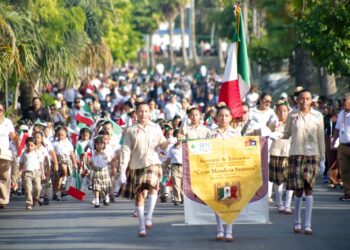 Atenea encabeza desfile Cívico-Militar en Isla Mujeres