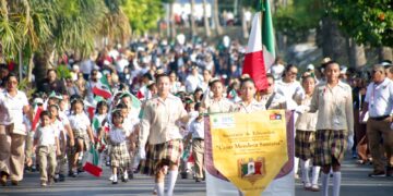 Atenea encabeza desfile Cívico-Militar en Isla Mujeres