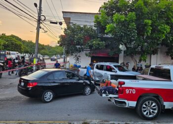 Resultan lesionadas dos personas tras aparatoso choque en la avenida Nichupté