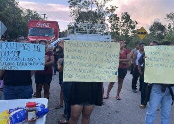 MÁS DE 3 HORAS: Padres liberan carretera tras acordar docente y conclusión de domo en FCP
