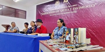 NARRACIONES DE ARENA Y PAVIMENTO: Presenta Autor su obra a estudiantes de Chetumal