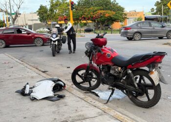 Motociclista resulta lesionado tras ser impactado por camioneta; la conductora huye