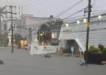BAJO EL AGUA: Colapsan vialidades en Cancún y Playa del Carmen