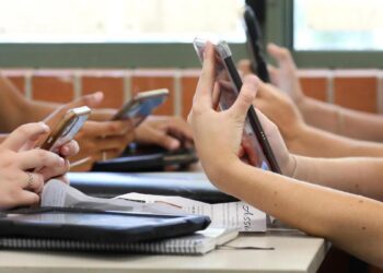 | VISIÓN INTERCULTURAL | Consulta sobre uso de celulares en escuelas