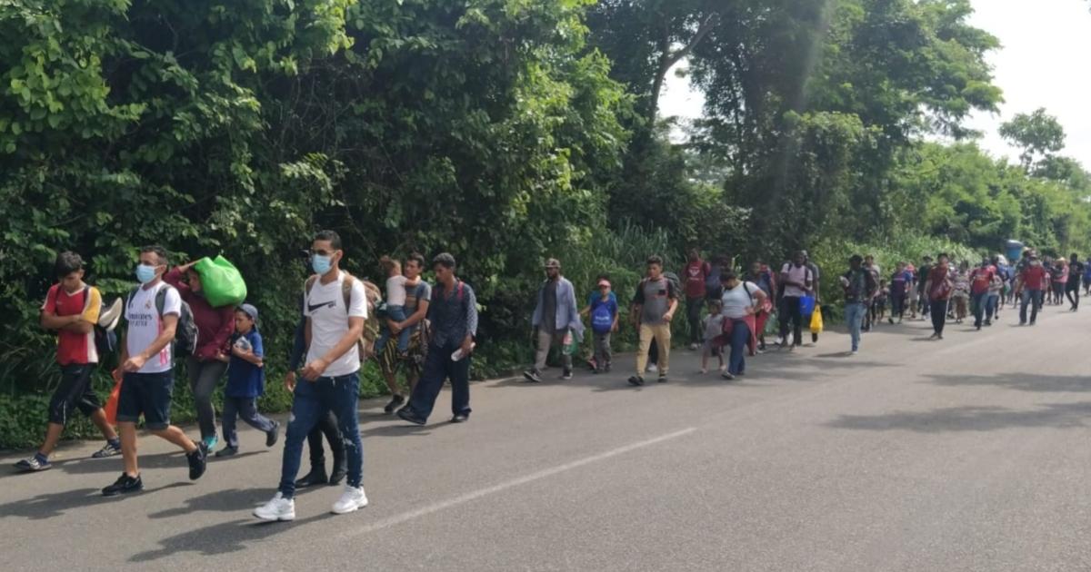 Caravana de migrantes parte de Chiapas hacia Estados Unidos desafiando controles
