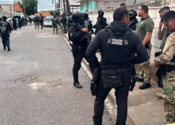 Exalumnos irrumpen en secundaria de Torreón y matan a subdirectora