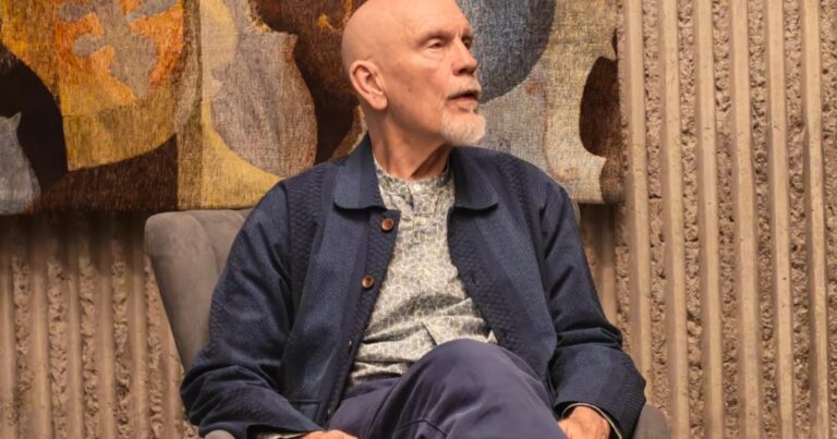 John Malkovich debuta en la Sala Nezahualcóyotl con informe sobre ciegos