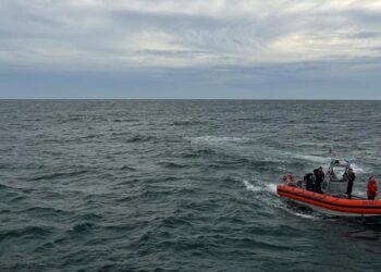 Guardia Costera busca ambulancia aérea desaparecida con seis personas tras hallar restos en el Atlántico