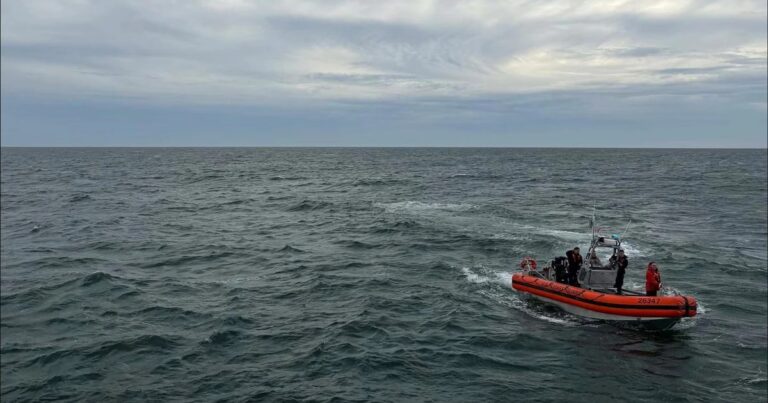 Guardia Costera busca ambulancia aérea desaparecida con seis personas tras hallar restos en el Atlántico