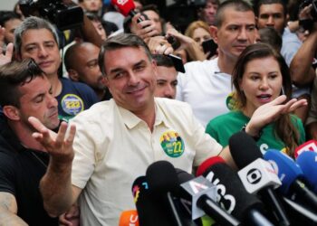 Flávio Bolsonaro lidera primera vuelta en Brasil con 51 por ciento 6 Flávio Bolsonaro lidera primera vuelta en Brasil con 51 por ciento