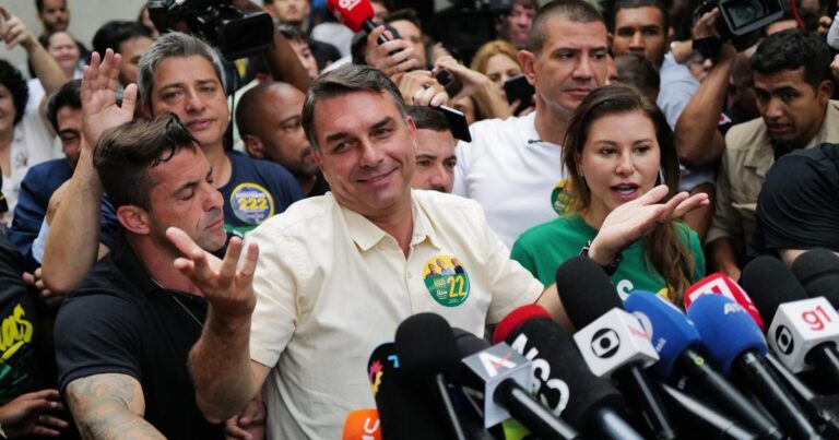 Flávio Bolsonaro lidera primera vuelta en Brasil con 51 por ciento