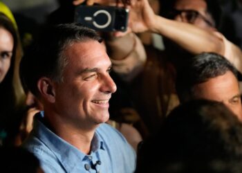 Flávio Bolsonaro lidera presidenciales y el Partido Liberal domina el Congreso