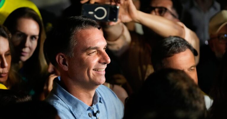 Flávio Bolsonaro lidera presidenciales y el Partido Liberal domina el Congreso