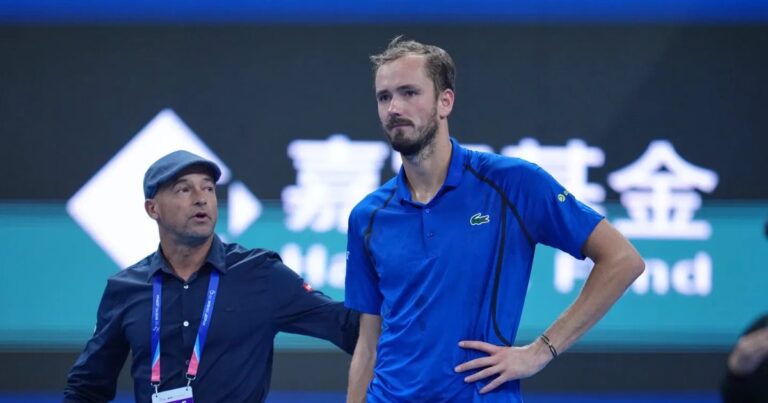 Daniil Medvedev es descalificado en Pekín tras golpear a un espectador
