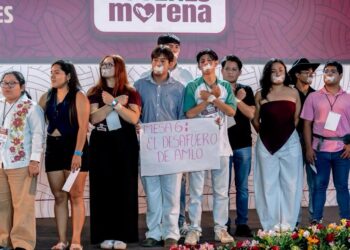 Morena recluta diez mil jóvenes en campamentos para operar en dos mil veintisiete