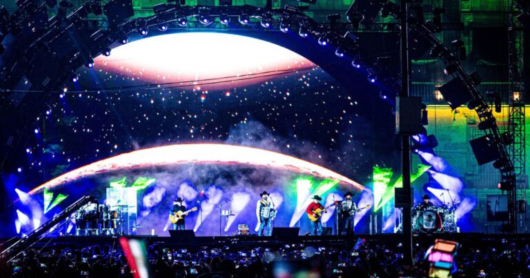 Gobierno de la Ciudad de México eroga 26 millones de pesos para show de Intocable en el Zócalo