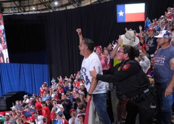 Donald Trump enfrenta protestas en Texas durante mitin para rescatar campaña de Ken Paxton