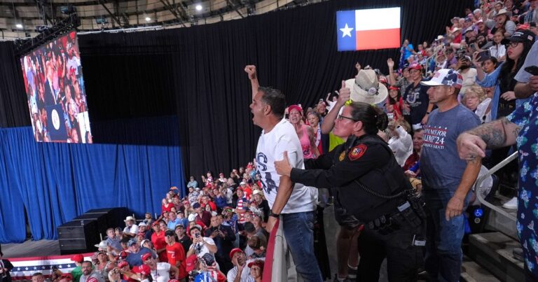 Donald Trump enfrenta protestas en Texas durante mitin para rescatar campaña de Ken Paxton