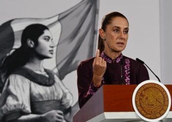 Sheinbaum margina a Johnson en Palacio Nacional mientras diplomático opera con cúpula empresarial