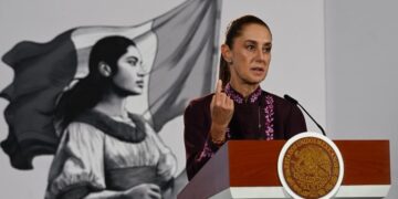 Sheinbaum margina a Johnson en Palacio Nacional mientras diplomático opera con cúpula empresarial