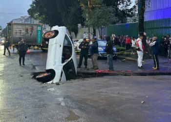 Vehículo cae en zanja de drenaje en Tlatelolco tras fallas de señalización