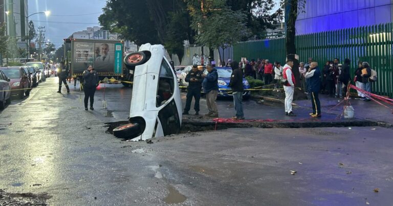 Vehículo cae en zanja de drenaje en Tlatelolco tras fallas de señalización