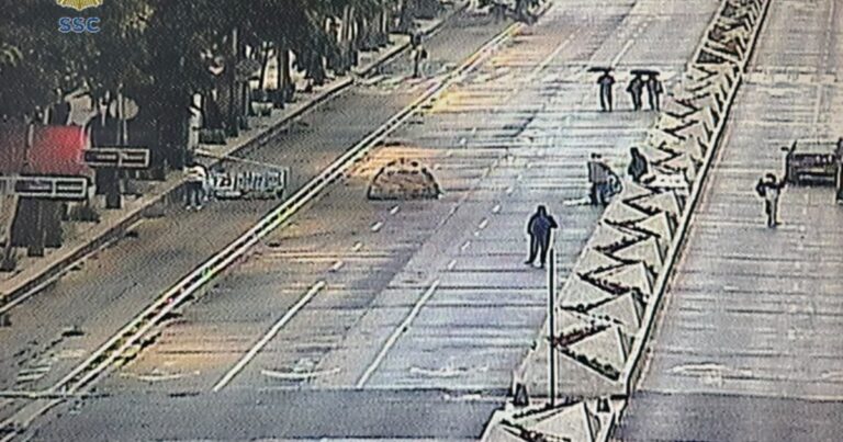 Trabajadores del imss bloquean paseo de la reforma y exigen renuncia sindical