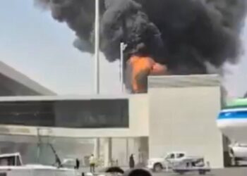 Misil en aeropuerto de Riad deja 12 muertos y escala conflicto regional