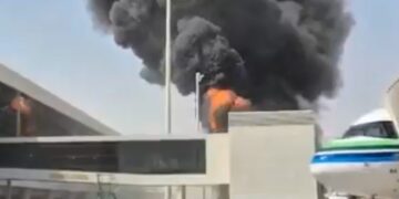 Aeropuerto de Riad sufre nuevo impacto y agudiza fractura regional