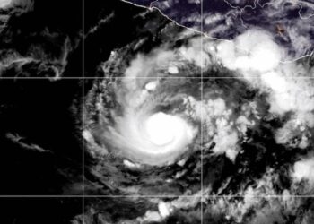 Huracán Trudy escala a categoría 3 frente a las costas del pacífico mexicano
