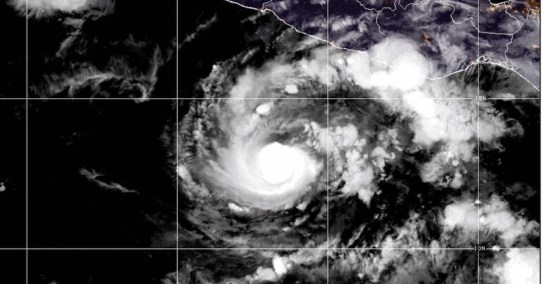 Huracán Trudy escala a categoría 3 frente a las costas del pacífico mexicano