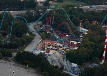 Six Flags y parques internacionales paralizan 11 montañas rusas tras caída mortal en Georgia