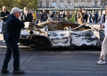 Trump exige cerrar fronteras en Francia y atribuye la crisis a inmigrantes