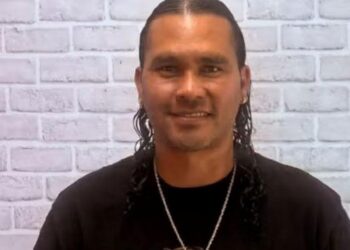 Carlos "Gullit" Peña formaliza registro en Morena para buscar alcaldía de León