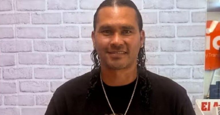 Carlos "Gullit" Peña formaliza registro en Morena para buscar alcaldía de León