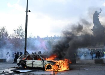 Gobierno francés eleva a casi 2 mil 400 los detenidos tras protestas