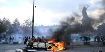 Gobierno francés eleva a casi 2 mil 400 los detenidos tras protestas