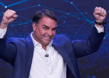 Flávio Bolsonaro lidera tres sondeos a seis días de las presidenciales brasileñas