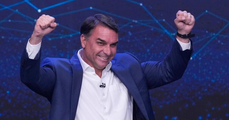 Flávio Bolsonaro lidera tres sondeos a seis días de las presidenciales brasileñas