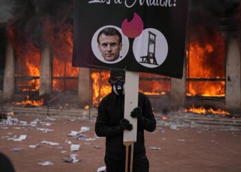 Emmanuel Macron prohíbe manifestaciones no sindicales y escala la tensión institucional en Francia