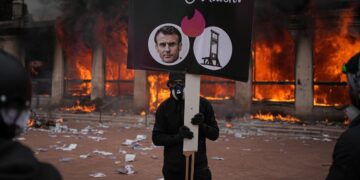 Emmanuel Macron prohíbe manifestaciones no sindicales y escala la tensión institucional en Francia