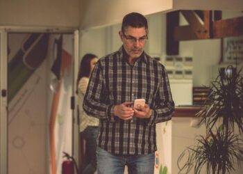 Ley Federal del Trabajo regula límites al celular en centros laborales