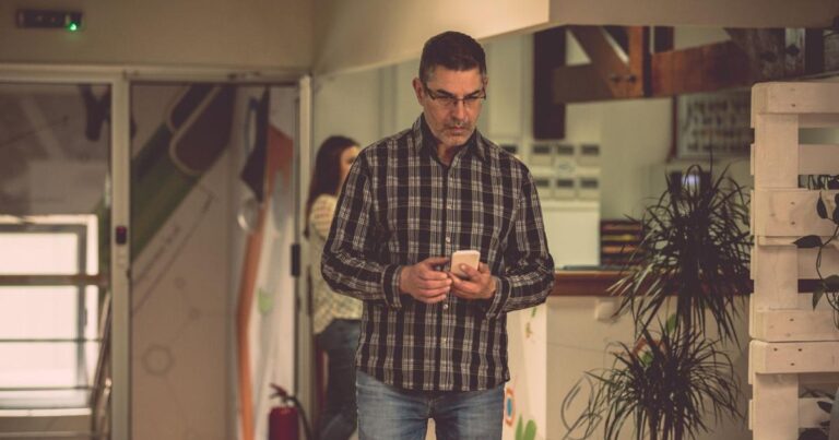 Ley Federal del Trabajo regula límites al celular en centros laborales