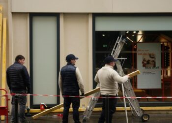 Francia despliega 70 mil agentes ante amenaza de disturbios 3 Francia despliega 70 mil agentes ante amenaza de disturbios