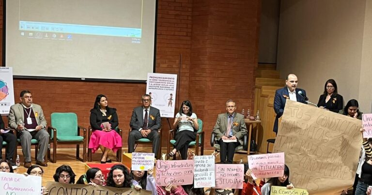 Estudiantes del ENCRYM protestan ante titular del INAH por carencias