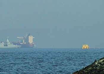 Guardia Revolucionaria de Irán confirma incendio en superpetrolero tras detonar mina