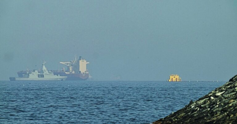 Guardia Revolucionaria de Irán confirma incendio en superpetrolero tras detonar mina