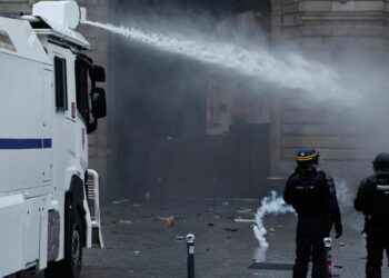 Manifestantes desafían a Emmanuel Macron con casi mil arrestos en Francia 1 Manifestantes desafían a Emmanuel Macron con casi mil arrestos en Francia