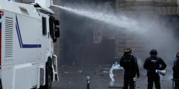 Manifestantes desafían a Emmanuel Macron con casi mil arrestos en Francia