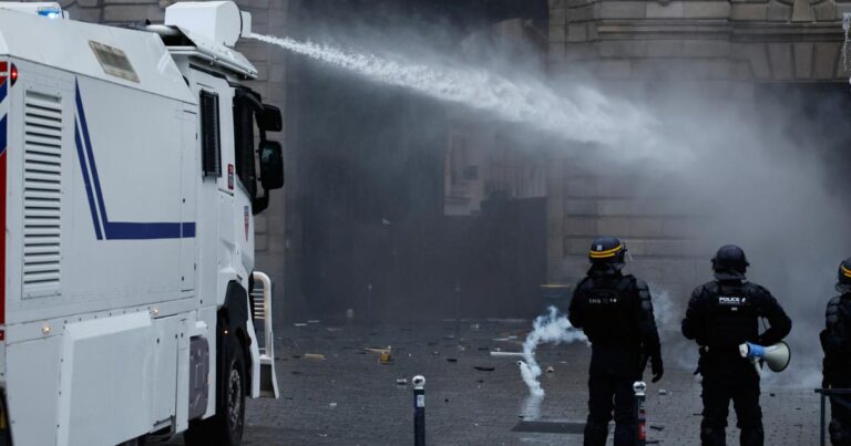 Manifestantes desafían a Emmanuel Macron con casi mil arrestos en Francia